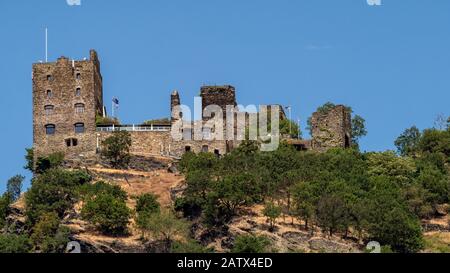 KAMP-BORNHOFEN, DEUTSCHLAND - 06. JULI 2019: Das Hotel Schloss Liebenstein auf den Hügeln über dem Rhein Stockfoto