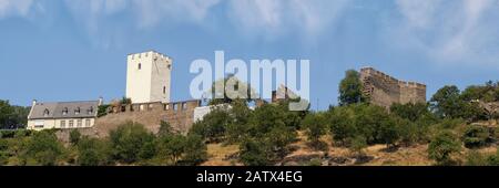 KAMP-BORNHOFEN, DEUTSCHLAND - 06. JULI 2019: Panoramablick auf die Burg Sterrenberg auf den Hügeln über dem Rhein Stockfoto