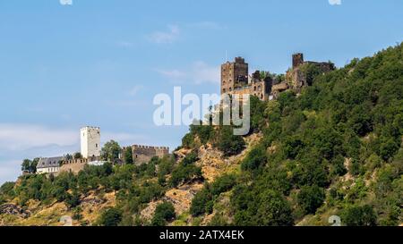 KAMP-BORNHOFEN, DEUTSCHLAND - 06. JULI 2019: Blick auf die Schlösser Sterrenberg und Liebenstein auf den Hügeln über dem Rhein Stockfoto