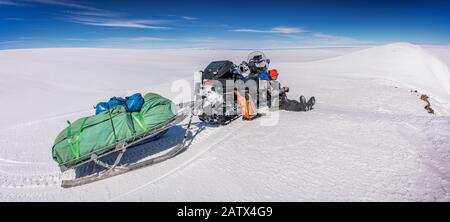 Wissenschaftler mit Schneemobilen auf einer glazialen Reise, um Proben und Messungen zu nehmen, Vatnajokull Ice Cap, Vatnajokull National Park, Island. Stockfoto