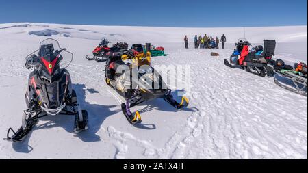 Wissenschaftler mit Schneemobilen auf einer glazialen Reise, um Proben und Messungen zu nehmen, Vatnajokull Ice Cap, Vatnajokull National Park, Island. Stockfoto