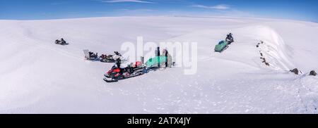 Wissenschaftler mit Schneemobilen auf einer glazialen Reise, um Proben und Messungen zu nehmen, Vatnajokull Ice Cap, Vatnajokull National Park, Island. Stockfoto