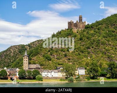 WELLMICH, DEUTSCHLAND - 06. JULI 2019: Schloss Maus auf einem Hügel mit Blick auf das Dorf am Rhein Stockfoto