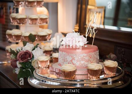Hochzeitskuchen auf der Empfangsparty Stockfoto