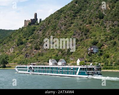 ST. GOARSHAUSEN, DEUTSCHLAND - 06. JULI 2019: MS Amadeus Silver III Flusskreuzfahrtschiff auf dem Rhein mit Schloss Maus im Hintergrund Stockfoto