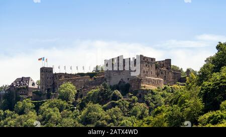 SANKT GOAR, DEUTSCHLAND - 06. JULI 2019: Schloss Rheinfels vom Rhein aus gesehen Stockfoto