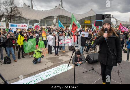 München, Deutschland. Februar 2020. Luisa Neubauer (r), Klimaschutzaktivistin, steht während der Siemens-Hauptversammlung 2020 vor der Olympiahalle und spricht auf einer Kundgebung. Kredit: Peter Kneffel / dpa / Alamy Live News Stockfoto