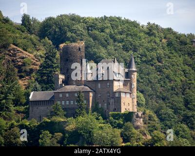 SANKT GOARSHAUSEN, DEUTSCHLAND - 06. JULI 2019: Schloss Katz am Hang vom Rhein aus gesehen Stockfoto