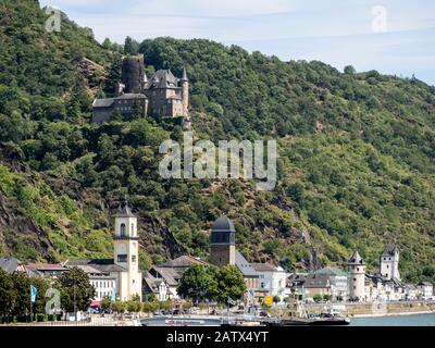 SANKT GOARSHAUSEN, DEUTSCHLAND - 06. JULI 2019: Schloss Katz auf einem Hügel mit Blick auf das Dorf St. Goarshausen Stockfoto