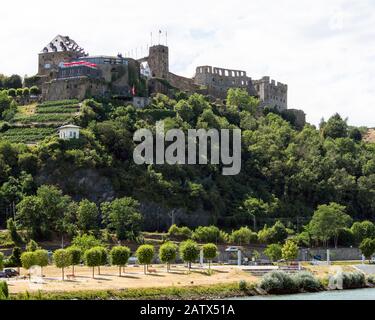 SANKT GOAR, DEUTSCHLAND - 06. JULI 2019: Schloss Rheinfels vom Rhein aus gesehen Stockfoto