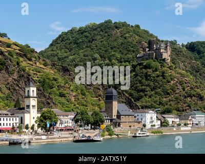 SANKT GOARSHAUSEN, DEUTSCHLAND - 06. JULI 2019: Schloss Katz am Hang mit Blick auf das Dorf St. Goarshausen und die Anlegestellen am Rhein Stockfoto