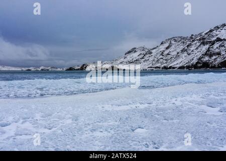 Gefrorene Wellen auf dem Kleifarvatn See auf der Halbinsel Island Rekjanes Stockfoto