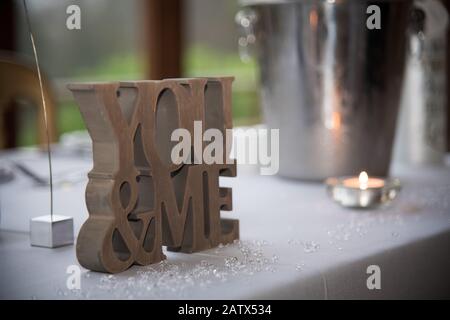 Vintage-Holz Sie und Ich lieben ein Hochzeitszeichen Stockfoto