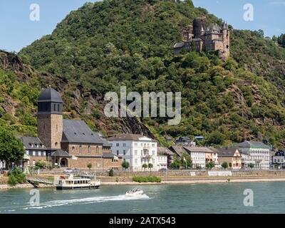 SANKT GOARSHAUSEN, DEUTSCHLAND - 06. JULI 2019: Das Dorf St. Goarshausen mit St. Johannes Kirche und Schloss Katz auf dem Hügel über dem Rhein Stockfoto