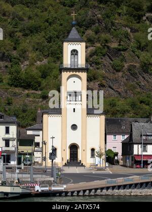 SANKT GOARSHAUSEN, DEUTSCHLAND - 06. JULI 2019: Blick auf das Dorf und die evangelische Kirche am Rhein Stockfoto