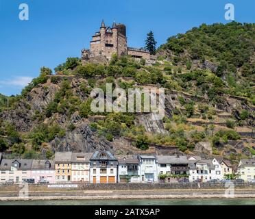 SANKT GOARSHAUSEN, DEUTSCHLAND - 06. JULI 2019: Das Dorf St. Goarshausen und Schloss Katz mit Schild Stockfoto