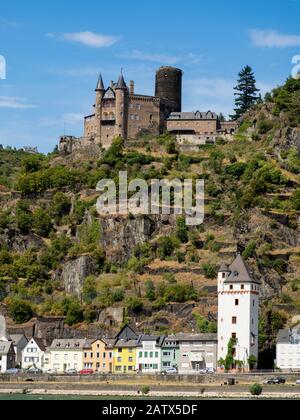 SANKT GOARSHAUSEN, DEUTSCHLAND - 06. JULI 2019: Das Dorf St. Goarshausen und Schloss Katz Stockfoto