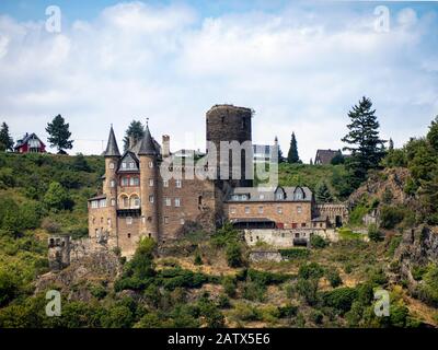 SANKT GOARSHAUSEN, DEUTSCHLAND - 06. JULI 2019: Schloss Katz am Hang vom Rhein aus gesehen Stockfoto