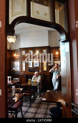 Einrichtung eines traditionellen britischen Pubs mit zwei Saufpunters in Leeds, Großbritannien Stockfoto