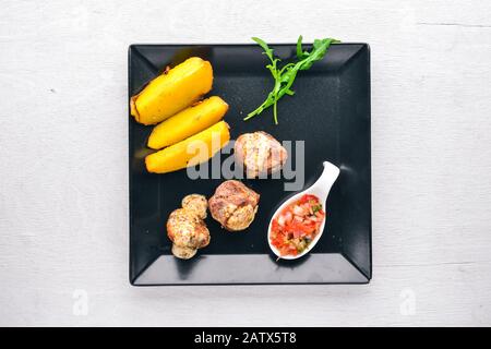 Hengste aus Schweinefleisch mit Kartoffeln auf Holzgrund. Draufsicht. Freier Speicherplatz für Text. Stockfoto