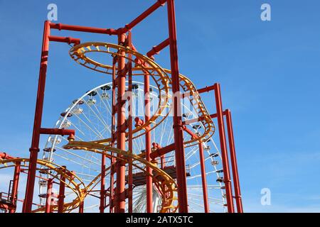 Achterbahn mit Ferris weel im Hintergrund im Prater Vergnügungspark, Wien Stockfoto