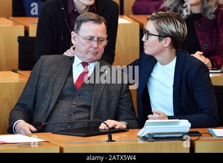 Erfurt, Deutschland. Februar 2020. Bodo Ramelow (die Linke), Ex-Regierungspräsident von Thüringen, und Susanne Hennig-Wellsow, Fraktionsvorsitzende der Linke, sitzen nach der Wahl des neuen Ministerratspräsidenten im Landtag. Kredit: Martin Schutt / dpa-Zentralbild / dpa / Alamy Live News Stockfoto