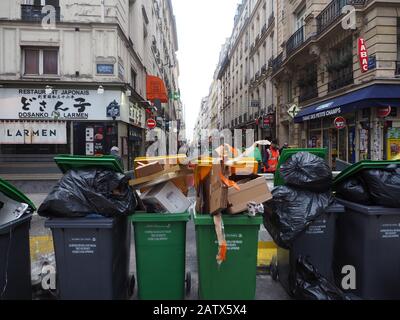 Paris, Frankreich. Februar 2020. In der Rue des Petits Champs im zweiten Viertel von Paris häuft sich Müll. In Paris häuft sich in vielen Straßen Müll. Grund ist der Streik der Mitarbeiter von drei Müllverbrennungsanlagen im Großraum der französischen Hauptstadt, wie die Regionalzeitung "Le Parisien" vom 04.02.2020 berichtet. Kredit: Christian Böhmer / dpa / Alamy Live News Stockfoto