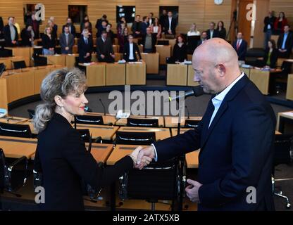 Erfurt, Deutschland. Februar 2020. Birgit Keller (die Linke), Landtagspräsidentin von Thüringen, gratuliert Thomas Kemmerich, Fraktionschef der FDP, zu seiner Wahl zum neuen Thüringer Regierungspräsidenten. Kredit: Martin Schutt / dpa-Zentralbild / dpa / Alamy Live News Stockfoto