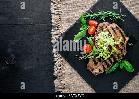 Kalbssteak auf dem Grill gekocht. Auf Holzgrund. Top-Review. Freier Speicherplatz. Stockfoto