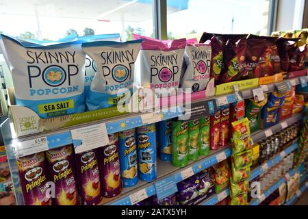 Chips und Snacks zum Verkauf in einem lokalen Geschäft UK Stockfoto