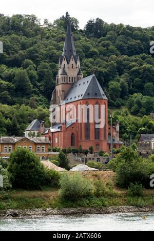 OBERWESEL, DEUTSCHLAND - 06. JULI 2019: Die Liebfrauenkirche im Dorf Oberwesel Stockfoto