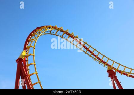 Gelb/rot Rollercoaster Looping Track Stockfoto