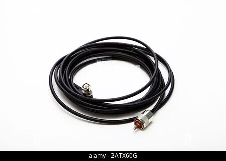 Koaxialkabel 50 Ohm mit einem PL259-Stecker an einem Ende und einem BNC-Stecker am anderen Ende Stockfoto