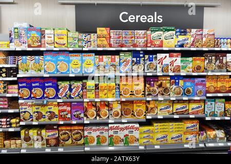 Getreide zum Verkauf in einem britischen Supermarkt, einschließlich Kellogs, eigene Marke, Nestle. Stockfoto