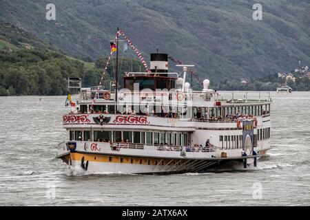 Rheinland-Pfalz, DEUTSCHLAND - 06.07.2019: Der bunte Raddampfer "Goethe-Institut" - ein Ausflugsboot auf dem Rhein Stockfoto