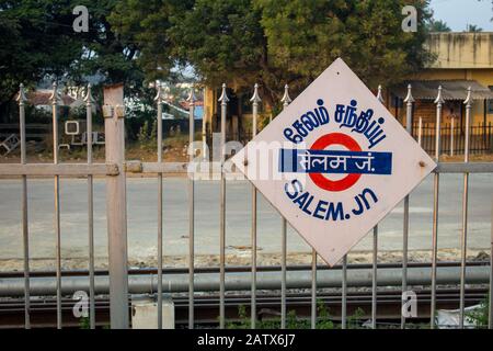 Salem, Tamil Nadu/Indien - 28. Januar 2020: Hinweisschild im Bahnhof mit Angabe von Salem Junction (in Tamil, Hindi und Englisch). Zug ST Stockfoto