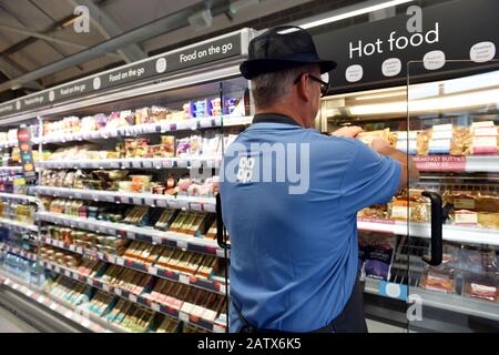 Supermarktregale werden in einem Co-op-Geschäft in Großbritannien gestapelt Stockfoto