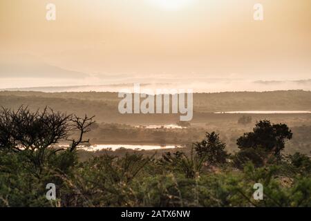 Nebeliger Blick auf die wunderschöne afrikanische Landschaft rund um das private Wildreservat Namiti Big 5 - Kwa Zulu-Natal‎, Südafrika Stockfoto