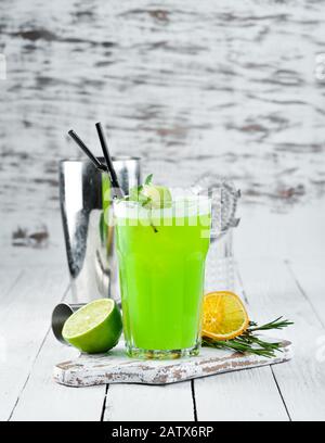 Cocktaildschungelsaft. Grüner Alkoholischer Cocktail. Auf Holzgrund. Draufsicht. Freier Speicherplatz. Stockfoto