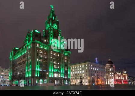 Das Royal Liver Gebäude flutete nachts auf die Skyline am Wasser. Bild von Andrew Davidson. Stockfoto