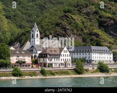 KAMP-BORNHOFEN, DEUTSCHLAND - 06. JULI 2019: Die Stadt Kamp-Bornhofen am Rhein und die Klosterkirche Bornhofen Stockfoto