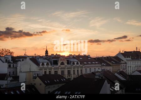 Blick auf den Sonnenuntergang über dem historischen Brünner Gipfel des Alten Rathausturms (Brünn, Tschechien) Stockfoto