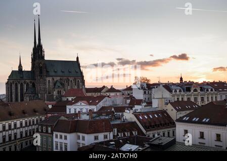 Blick auf den Sonnenuntergang hinter der Kathedrale St. Peter und Paul von der Spitze des Alten Rathausturms (Brünn, Tschechien) Stockfoto