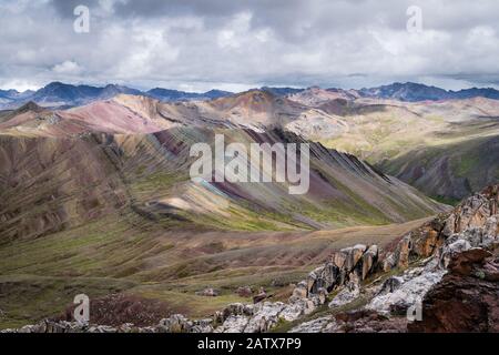 Wandern auf Palccoyo - die ruhige Rainbow Mountain Alternative zu Vinicunca Stockfoto