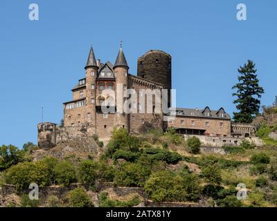 SANKT GOARSHAUSEN, DEUTSCHLAND - 06. JULI 2019: Blick vom Rhein auf das Schloss Katz am Hang Stockfoto