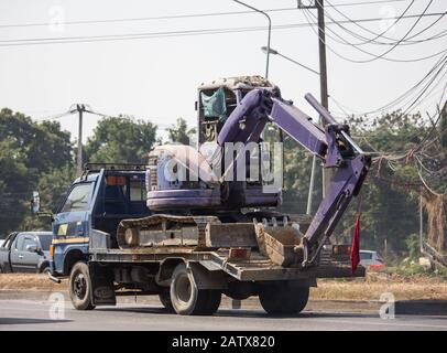 Chiangmai, Thailand - 12. Dezember 2019: Privater Komatsu-Tieflöffel auf dem Lastwagen. Auf der Straße Nr.1001, 8 km von der Stadt Chiangmai. Stockfoto