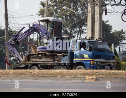 Chiangmai, Thailand - 12. Dezember 2019: Privater Komatsu-Tieflöffel auf dem Lastwagen. Auf der Straße Nr.1001, 8 km von der Stadt Chiangmai. Stockfoto