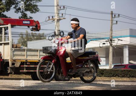 Chiangmai, Thailand - 12. Dezember 2019: Privates Motorrad, Honda Dream. Foto an der Straße Nr.121 ca. 8 km von der Innenstadt von Chiangmai, thailand. Stockfoto