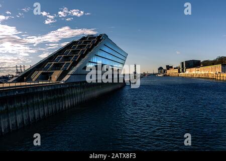 Nahaufnahme im Zwielicht des Dockland-Bürogebäudes im Hamburger Hafen am Cruise Center Altona an der Elbe Stockfoto