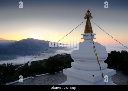 Kalacharka Stupa in der Nähe des Karma Guen buddhistischen Zentrums in Velez-Malaga in der Region Axarquia in Andalucia, Spanien, Europa Stockfoto